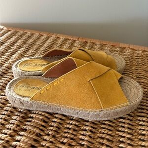 Free People Leather Sandal Slip On Shoes w/ Small Platform Gold Yellow US Size 6